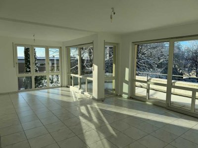 Remscheid Zentrum: Helle und Gepflegte 3- Zimmer- Wohnung mit großem Balkon ins Grüne