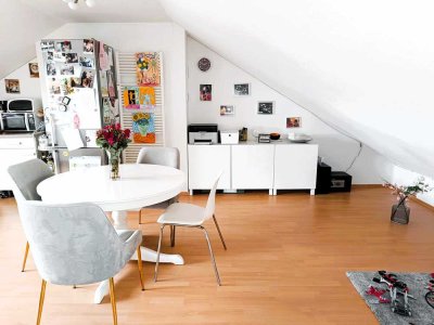 Dachgeschosswohnung mit Wohlfühlgarantie, schön gestalteten Bädern und einem Stellplatz.