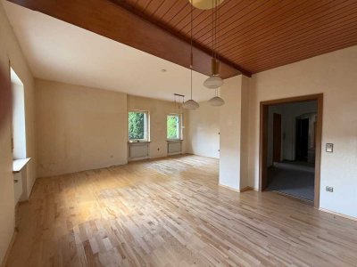 Großzügige Eigentumswohnung (WFL ca. 163 m²) - sanierungsbedürftig -  im EG einer Stadtvilla - zentr