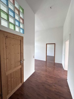 Modern möblierte 2-Zimmer-Wohnung mit hellem Wohnambiente