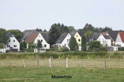 Resthofstelle - Bauernhaus mit Erweiterungsanbau, Doppelgarage