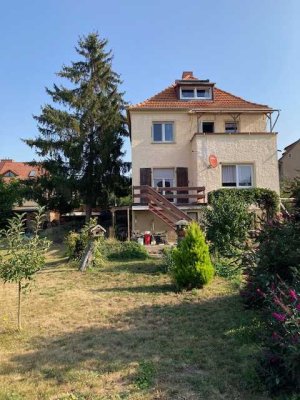 Großes Wohnhaus mit 1050 m² Grundstück, Garten, Garagen und Zufahrt in Artern