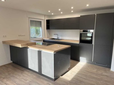 Modernisierte 2,5-Zimmer-Wohnung mit hochwertiger Küche und Gartenteil zur Nutzung