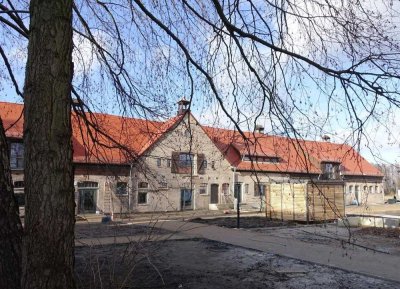 "Willkommen im Gut Kloster Zinna": Großzügige 4-Zimmer-Wohnung mit separatem Privatgarten & Freisitz