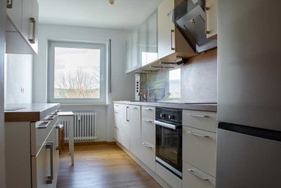 großzügige 4 -Zi-Wohnung mit schöner Aussicht, Einbauküche und Loggia