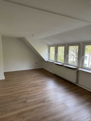 Frisch renovierte 2-Zi Wohnung mit EBK & ausgebautem Dachbereich (+20qm) in Walle