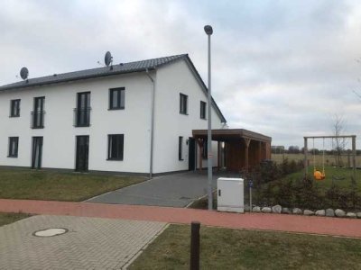 Neuwertige Doppelhaushälfte mit 5 Zimmern und EBK in Thedinghausen mit Garten