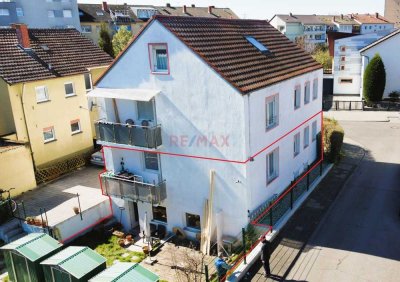 EG Wohnung mit komplett ausgebautem KG, Balkon, Terrasse & Garten! Saniert!!! Mit Stellplatz!