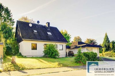 Ein-/Zweifamilienhaus in ruhiger Wohngegend mit nahezu ebenerdigem Gartengrundstück und Doppelgarage
