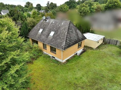 Entwicklungsfähiges, älteres Einfamilienhaus mit Doppelgarage und schönem Gartengrundstück