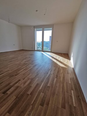 Sonnige Einzimmerwohnung im 4. Stock mit großer Loggia, Weitblick und Garagen-Stellplatz