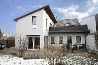 [06715] Lichtdurchflutetes Einfamilienhaus mit Galerie und Garten