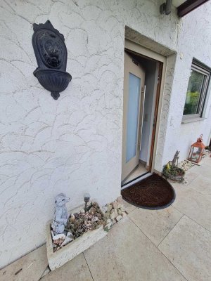 Geschmackvolle 2,5-Zimmer-EG-Wohnung mit geh. Ausstattung, mit eigenem Zugang und Terrasse, EBK