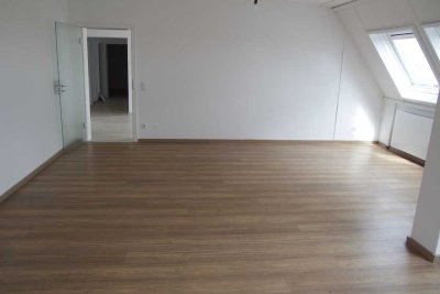 ruhige zentrumsnahe großzügige Dachgeschosswohnung