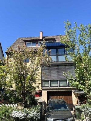 Dreifamilienhaus mit Modernisierungsbedarf, großem Grundstück und Garage in Stuttgart-Rohracker