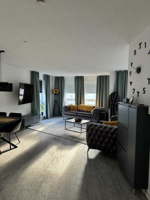 Geschmackvolle und geräumige Wohnung mit zwei Zimmern sowie Balkon und Einbauküche in Bad Soden