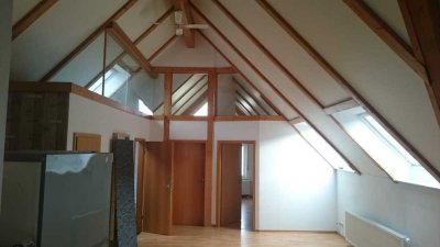 Schöne 3-Zimmer-Dachgeschosswohnung mit Balkon und EBK