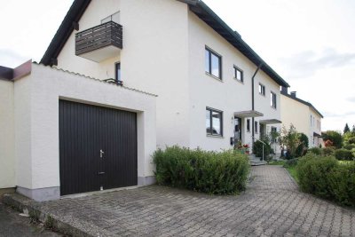 große Doppelhaushälfte mit 4 Schlafzimmern und 2 Arbeitszimmern, Garage und großem Garten