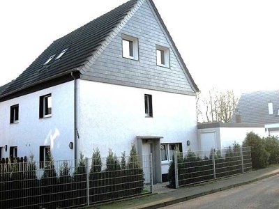 Kleines schickes komplett Saniertes Siedlungshaus mit kl. Wiese und Gartenhaus