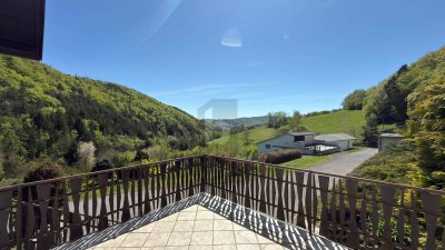 EINZELLAGE IM GRÜNEN MIT HERRLICHEM PANORAMA UND 2 GROSSEN NEBENGEBÄUDEN