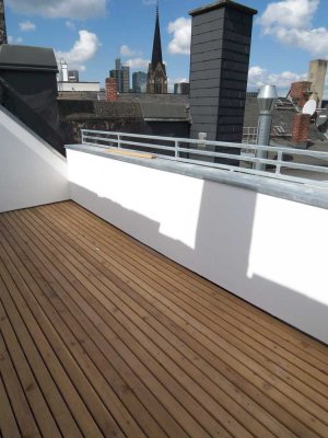 Innenstadt: schicke 3-Zi.-Altbau-Wohnung mit Dachterrasse für Sportliche