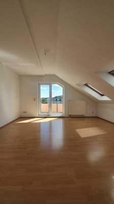 Attraktive Dachgeschoss-Wohnung mit Einbauküche in Blumenrod