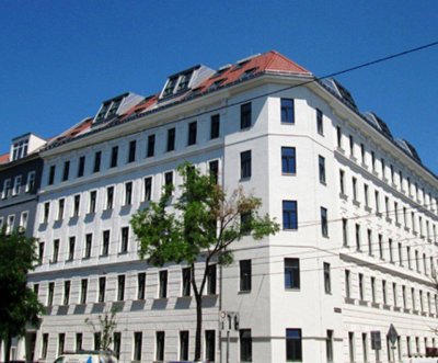Dachgeschoss-Wohnung mit Loggia Nähe U6-Dresdnerstraße - unbefristet!