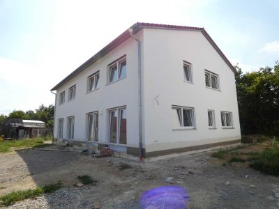 Modernes Wohnen: Neubau Doppelhaushälften in Handzell zu vermieten