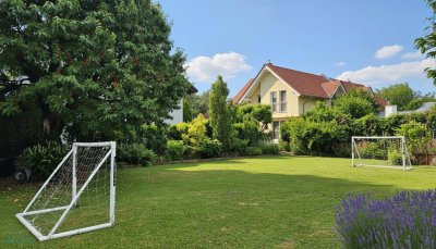 DOPPELHAUSHÄLFTE MIT GROSSEM GARTEN