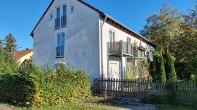 Neuwertige 2 Zimmer Maisonette-Wohnung mit Balkon zum Garten. Nähe Flughafen.