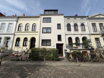Erstbezug! Sanierte 2-Zimmer DG Wohnung mit Balkon und Einbauküche im Viertel