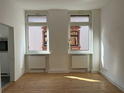 Liebevoll sanierte Altbauwohnung mit großer Wohnküche in renoviertem Altbau!