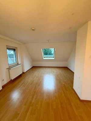 Gemütliche 2,5 Zimmer Wohnung im Dachgeschoss in Nieder-Erlenbach, ca. 47 qm