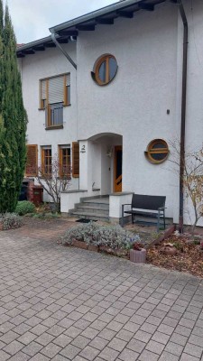 Geräumiges, gepflegtes 8,5-Raum-Reihenhaus mit geh. Innenausstattung und EBK