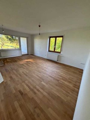 Erstbezug nach Teilrenovierung mit Garten: Attraktive 4-Zimmer-Erdgeschosswohnung in Walleshausen