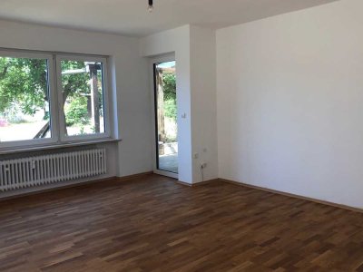 Stilvolle, vollständig renovierte 4-Raum-EG-Wohnung mit geh. Innenausstattung mit EBK in Regenstauf