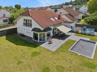 Ihr persönliches Wohnparadies! Stilvolles Einfamilienhaus mit Pool und großem Garten in Löhnberg