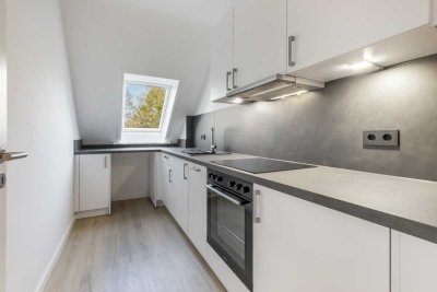 Dachgeschosswohnung mit Einbauküche, Duschbad und Carportstellplatz in Eidelstedt