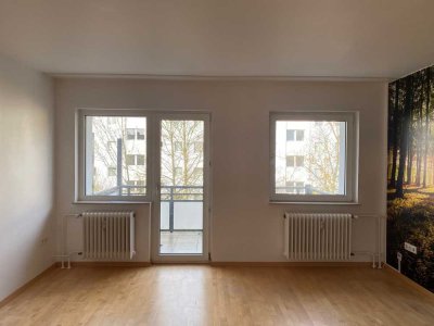 Kurzfristige Anmietung möglich - unrenovierte 2-Zimmer-Wohnung mit Duschbad