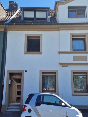 Sehr gut gelegenes 6-Zimmer-Reihenmittelhaus zum Kauf in Köln-Flittard