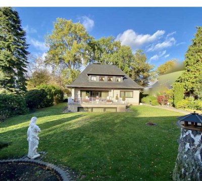 Stadtvilla (Einfamilienhaus ) teilmöbliert mit 2 Einbauküchen