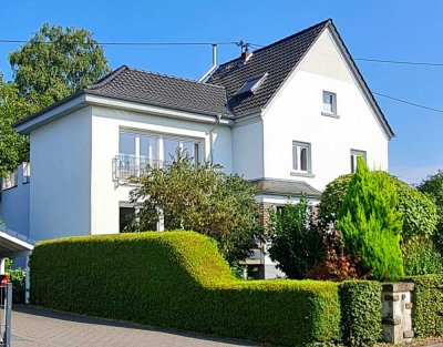 Großzügiges, stilvoll saniertes Anwesen mit großem Grundstück