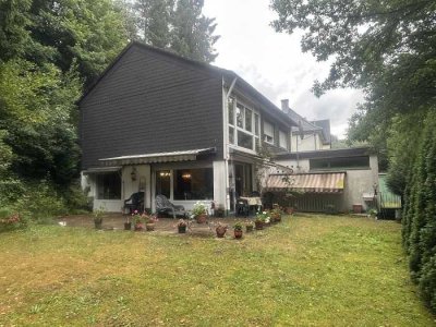 Großzügig gestaltetes Einfamilienhaus mit herrlichem Garten und zwei Garagen...