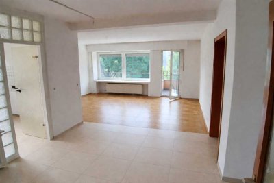 Helle und großzügige 3,5 Zimmer-Wohnung mit Carport in guter Lage