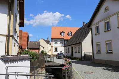 Dachgeschoss Wohnung mit Garten im Baudenkmal in Hallstadt