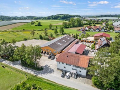 Reitanlage mit 5-Zimmer-Wohnung, 41 Pferdeboxen, Reithalle und Außensandplatz