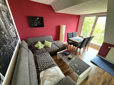 Fernblick: Helle 2-Zi.-Dachgeschosswohnung mit EBK und Carport