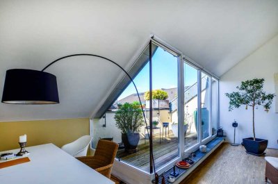 gegen Ablöse ist eine geschmackvolle 3-Raum-DG-Loft-Wohnung mit geh. Innenausstattung zu vermieten