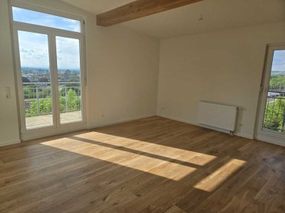 Stilvolle, vollst. renovierte 2-Raum-Penthouse-Wohnung mit geh. Innenausstattung mit Balkon und EBK