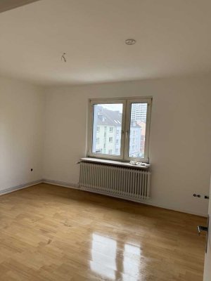 Schöne, teilrenovierte 2 Raum Wohnung im 2.OG